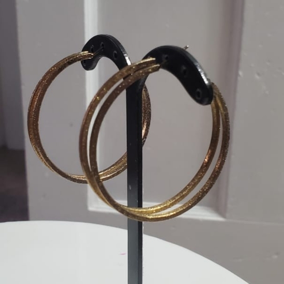 Gold Tone Thin Double Hoop Earrings. 🌴 - Picture 5 of 7